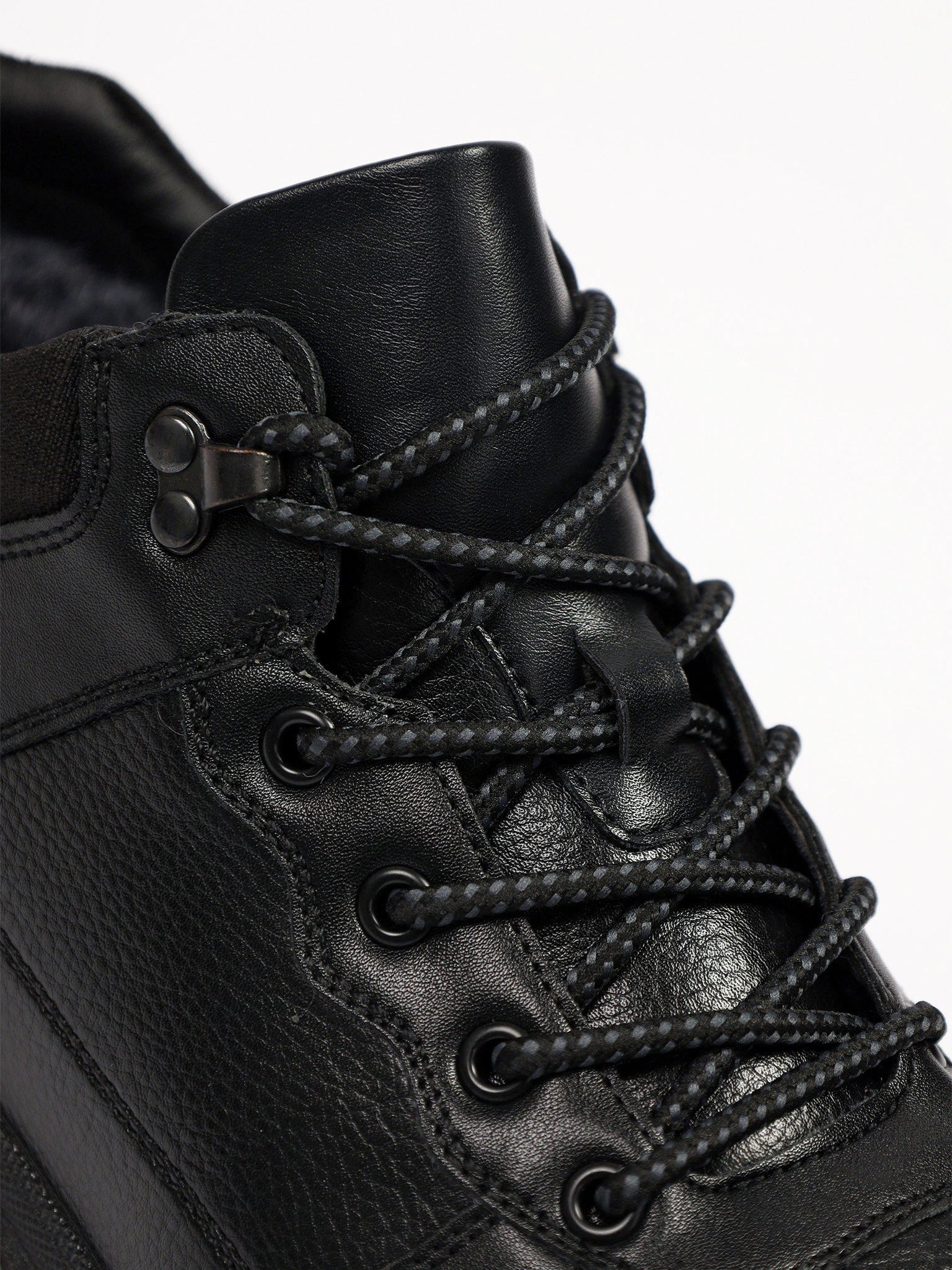 Ботинки черного цвета на низкой рельефной подошве